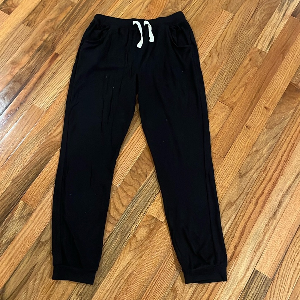 Lain black paints very soft material with 2 pockets with a tie to make tighter